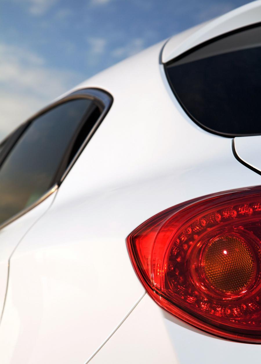 Детали экстерьера Alfa Romeo Giulietta Cloverleaf (940) 2010 года  (UK) (фото 24 из 40)